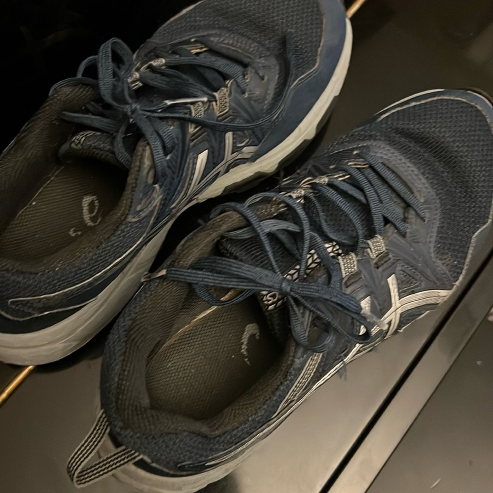Mens size 8 Asics tennis shoes well loved fair condition. - Picture 1 of 4